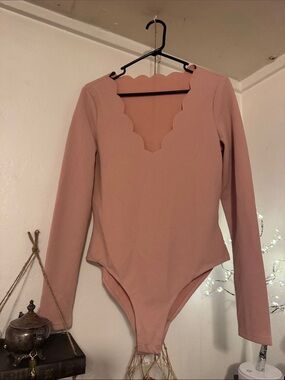 Scalloped V-Neck Long Sleeve Bodysuit in Mauve